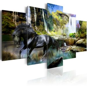ARTGEIST Black horse - Bild p&aring; svart h&auml;st framf&ouml;r ett vattenfall tryckt p&aring; duk - Flera storlekar 100x50 - Artgeist