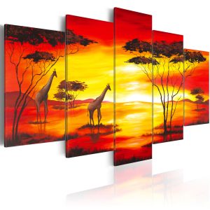 ARTGEIST - Giraffer p&aring; savannen i r&ouml;d/orange solnedg&aring;ng tryckt p&aring; duk - Flera storlekar 200x100 - Artgeist